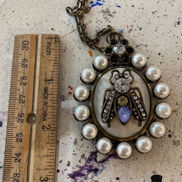 Bee 🐝 classic pendant necklace!! Frim studio of Brandi C. - Picture 6 of 6